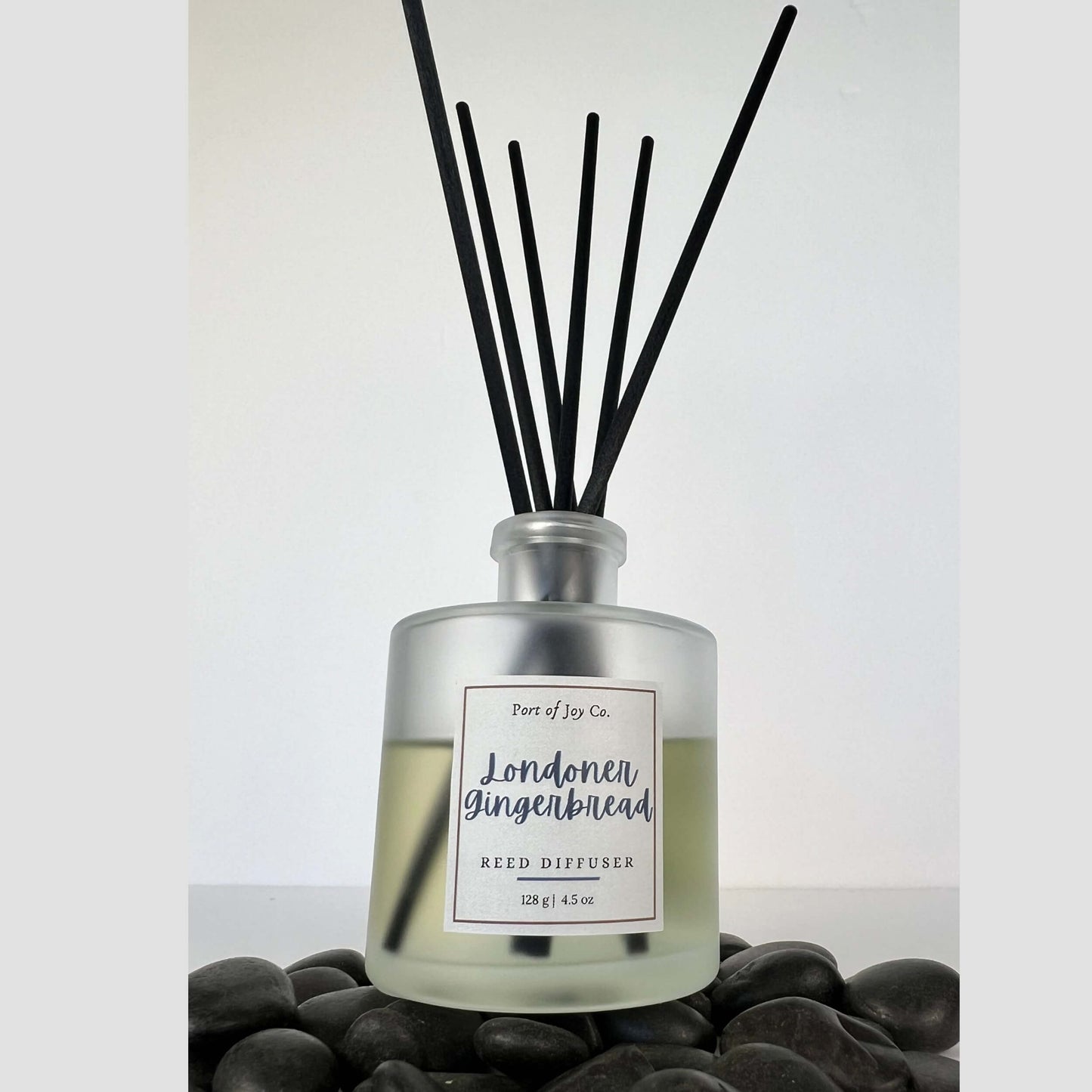 Reed diffuser labeled 'Londoner Gingerbread' on a light gray background