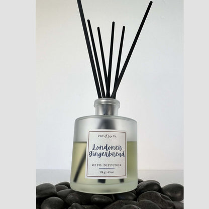 Reed diffuser labeled 'Londoner Gingerbread' on a light gray background