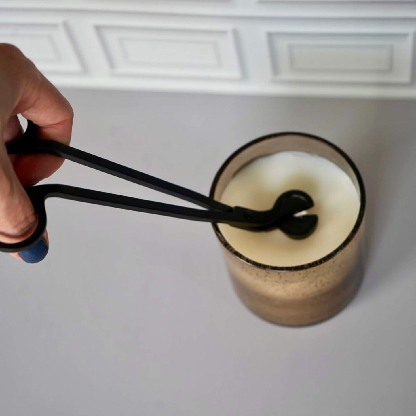 trimming candle wick using the black wick trimmer
